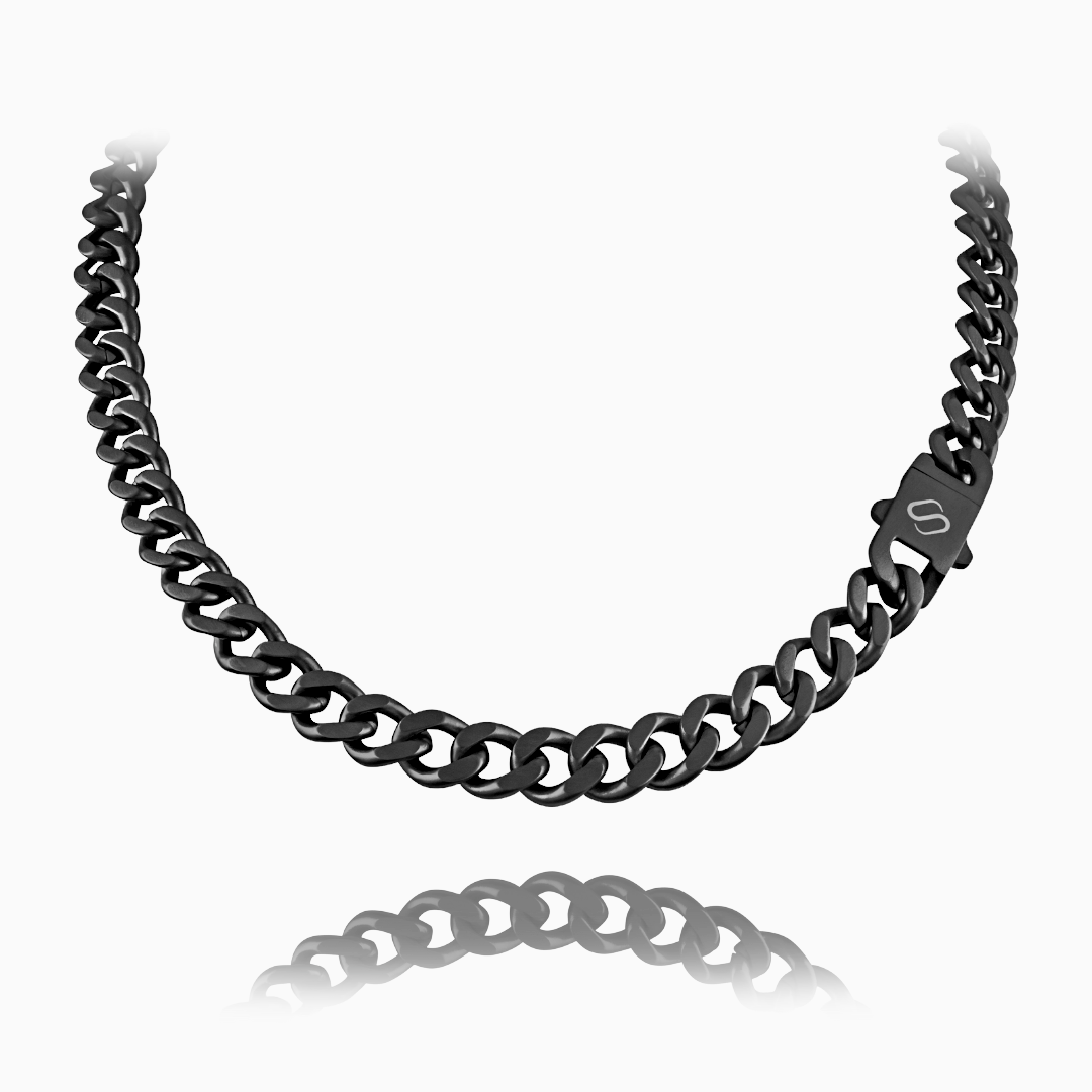 Svart cubansk länkkedja med matt finish, frilagd mot vit bakgrund med spegling.#en:color_black,sv:farg_svart