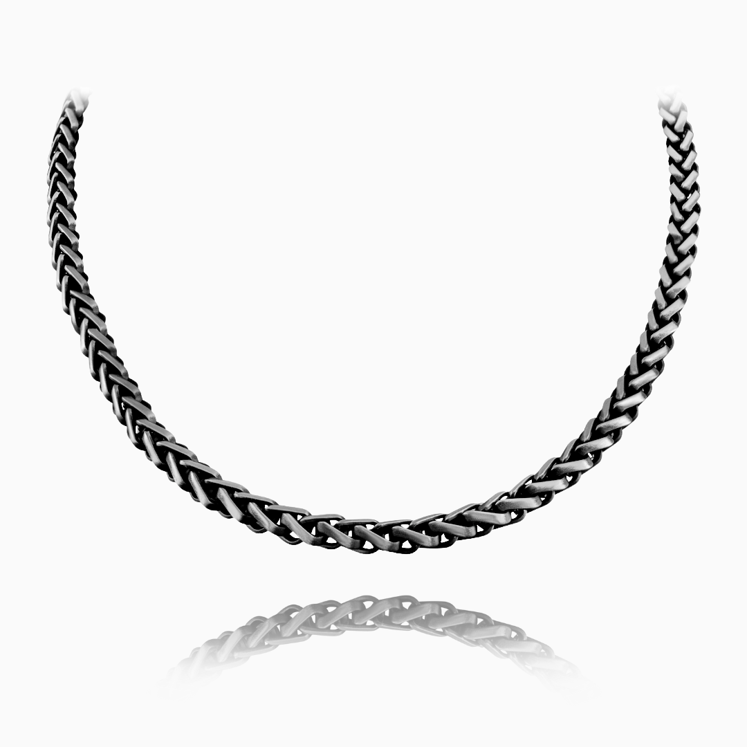 Svart wheat chain-halskedja med glänsande flätad struktur, frilagd mot vit bakgrund.#en:color_black,sv:farg_svart