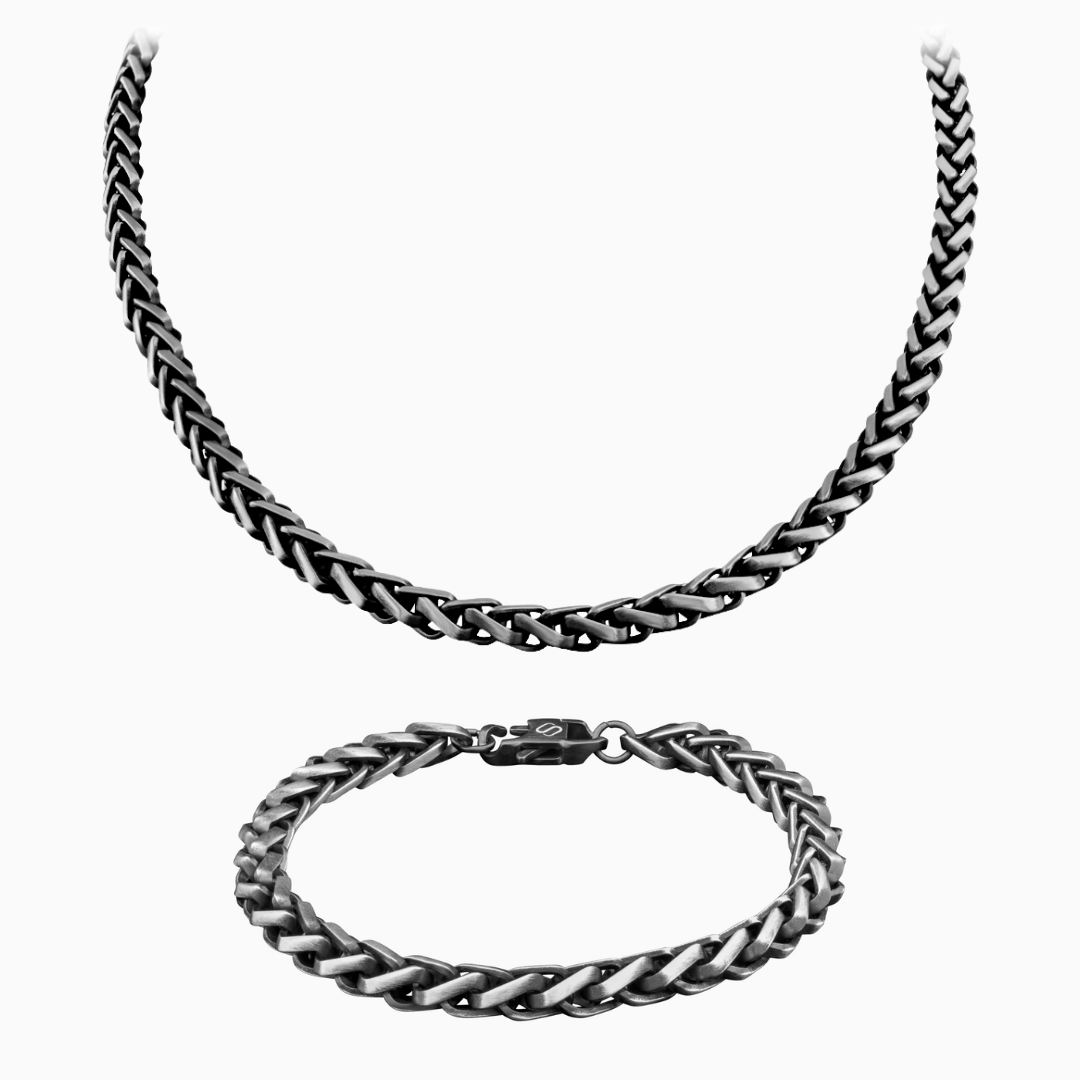Wheat chain-set i mörk silverfinish med halskedja och armband mot vit bakgrund – kraftfull och modern look.#en:color_black,sv:farg_svart