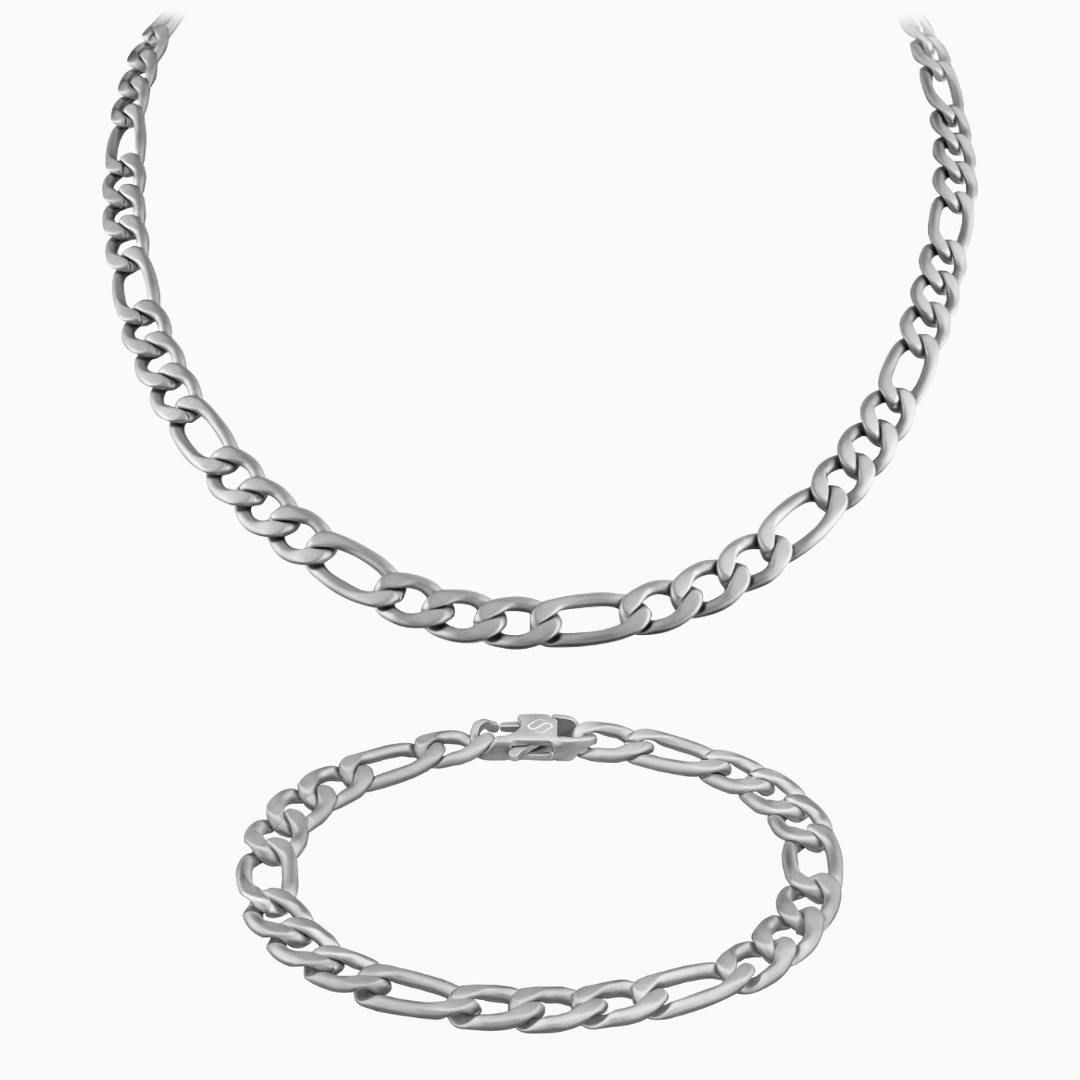 Figaro-kedjeset i silverfärg med halsband och armband mot vit bakgrund – stilrent och tidlöst.#en:color_silver,sv:farg_silver