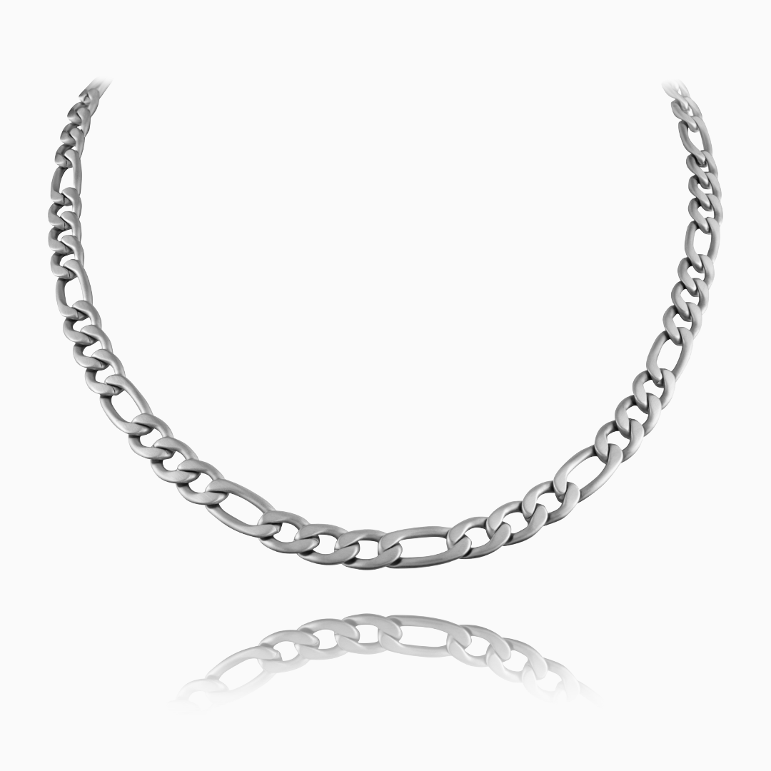 Silver figarokedja med matt finish, frilagd mot vit bakgrund med spegling.#en:color_silver,sv:farg_silver