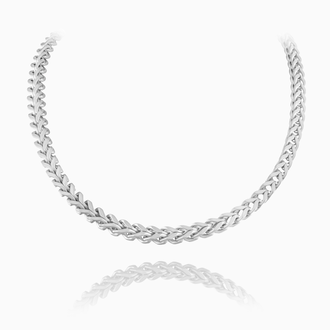 Silverfärgad Franco-kedja med tät länkdesign, frilagd mot vit bakgrund med spegling.#en:color_silver,sv:farg_silver