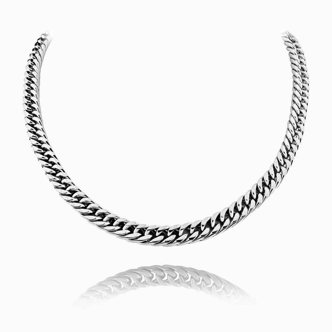 Klassisk cubansk länk i silverfärg, frilagd med spegling mot vit bakgrund.#en:color_silver,sv:farg_silver