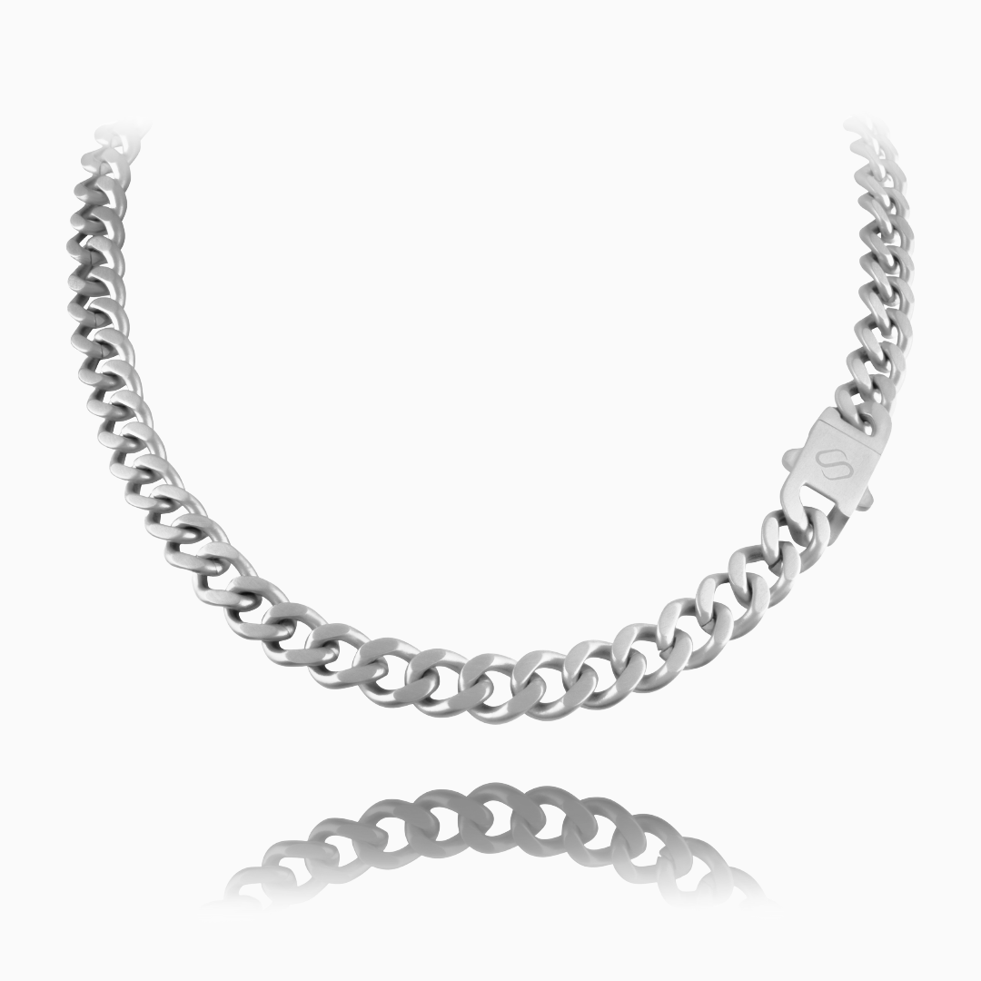 Silver cubansk länkkedja med matt finish, lagd mot vit bakgrund med spegling.
#en:color_silver,sv:farg_silver