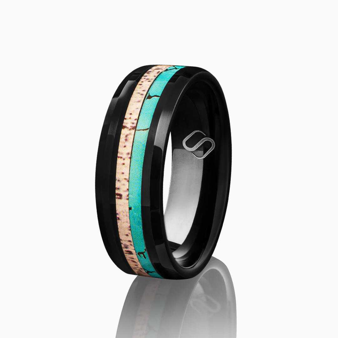 Svart tungstenring med turkos och pärlemor-inlägg, frilagd med spegling mot vit bakgrund.