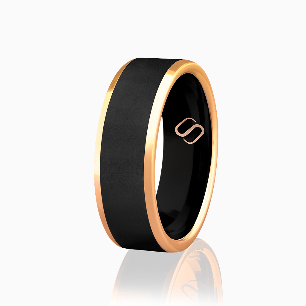 Svart tungstenring med matt yta och blank guldfärgad kant, frilagd mot vit bakgrund.#en:color_black,sv:farg_svart