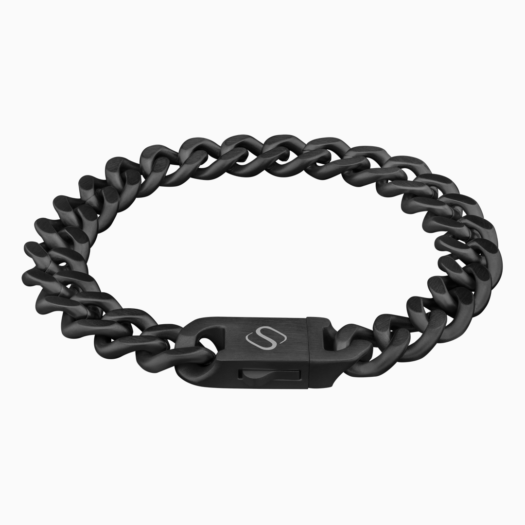 Svartfärgat cuban link-armband med gravyr, frilagt mot vit bakgrund.#en:color_black,sv:farg_svart