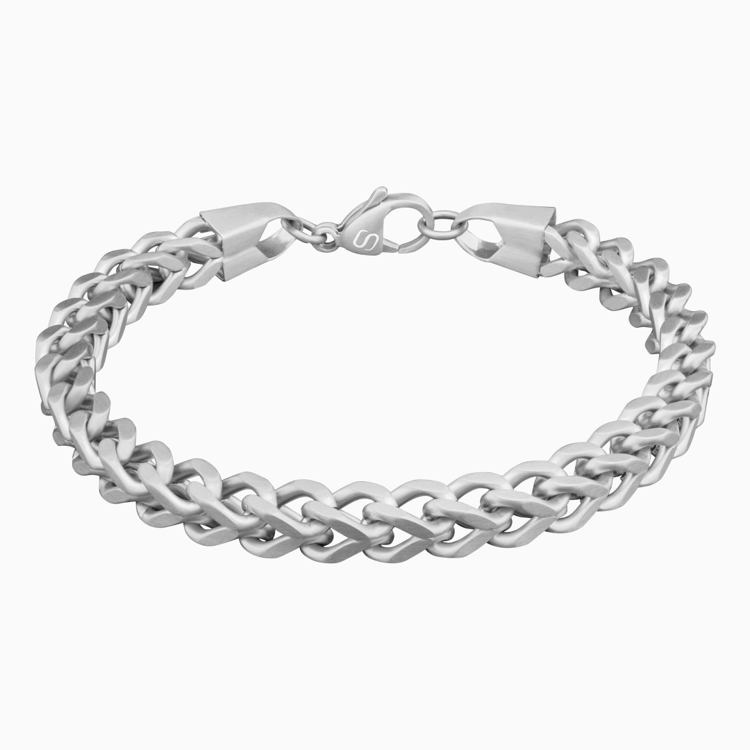 Silverfärgat Franco-armband med klassisk låsdesign, frilagt mot vit bakgrund.#en:color_silver,sv:farg_silver