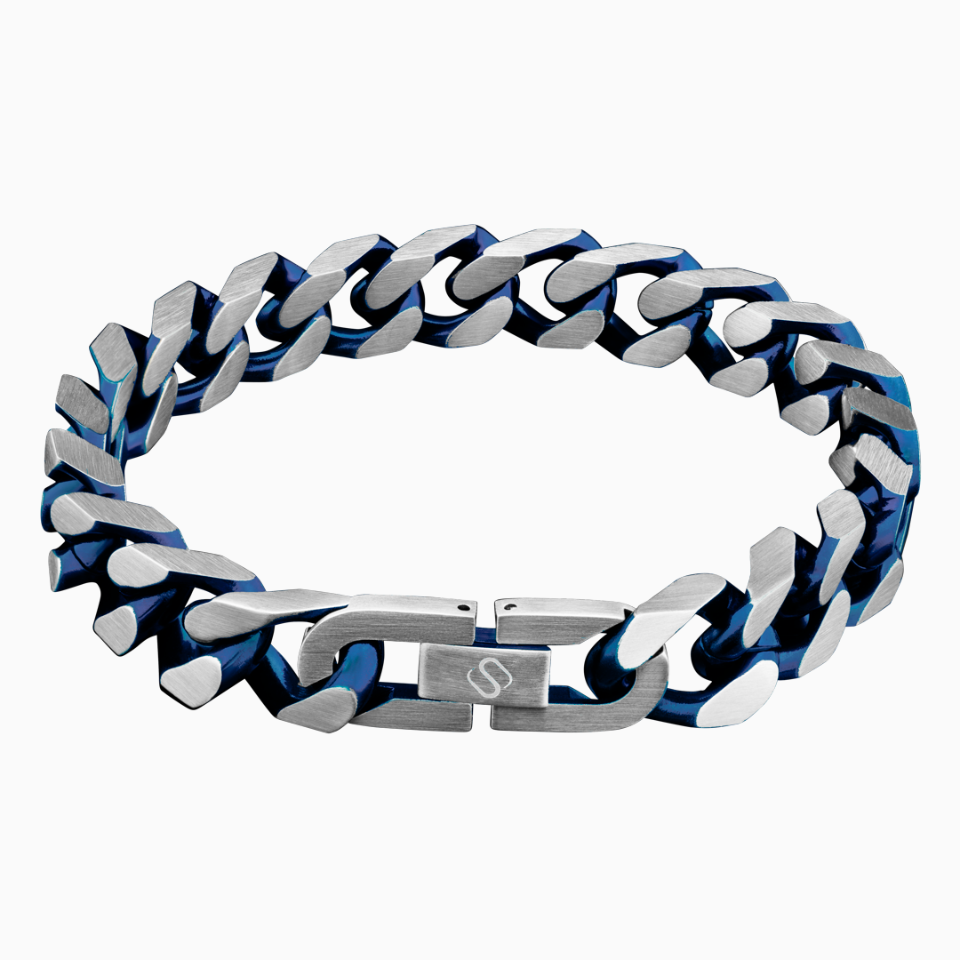 Bred cuban link-armband i silver och blått, frilagd mot vit bakgrund.#en:color_blue,sv:farg_bla