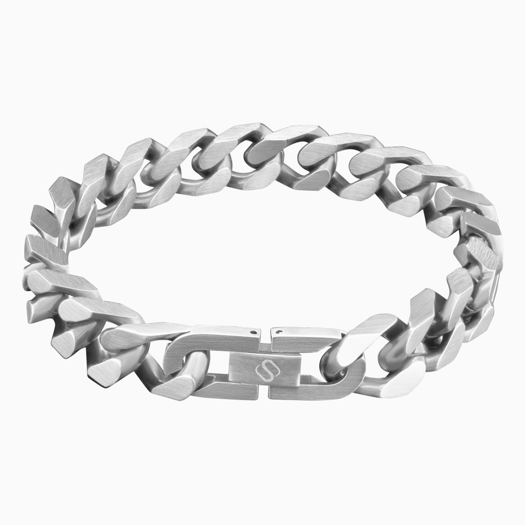 Silverfärgat cuban link-armband med hög glans, frilagt mot vit bakgrund.#en:color_silver,sv:farg_silver