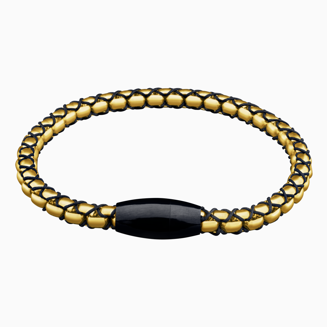 Guldpläterat armband med svart detalj mot vit bakgrund – elegant och iögonfallande design.
#en:color_gold,sv:farg_guld