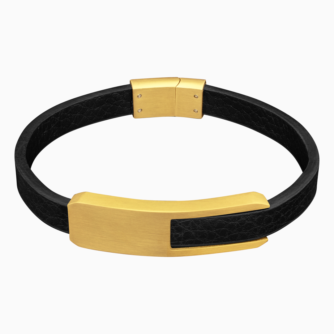 Svart läderarmband med guldfärgade metalldetaljer mot vit bakgrund – minimalistisk och lyxig design.#en:color_gold,sv:farg_guld