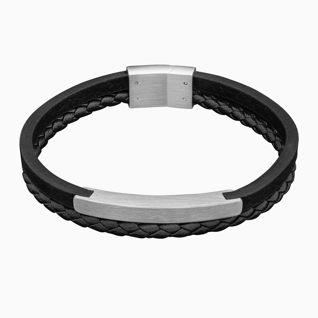 Svart läderarmband med silverplatta mot vit bakgrund – modern och tidlös accessoar.#en:color_silver,sv:farg_silver