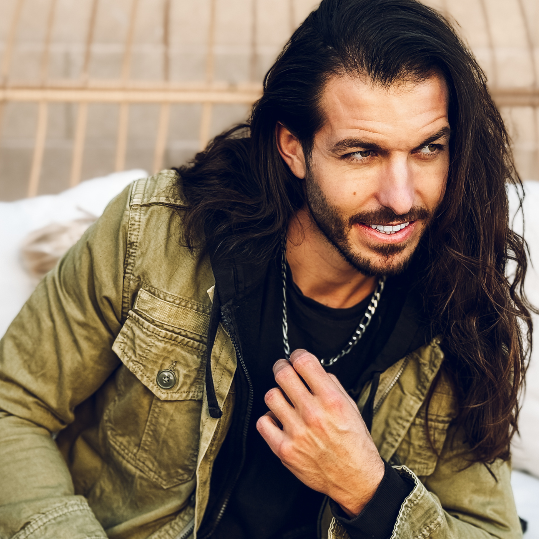 Avslappnad stil med man i beige jacka som bär kedjan nära halsen.
#en:color_black,sv:farg_svart