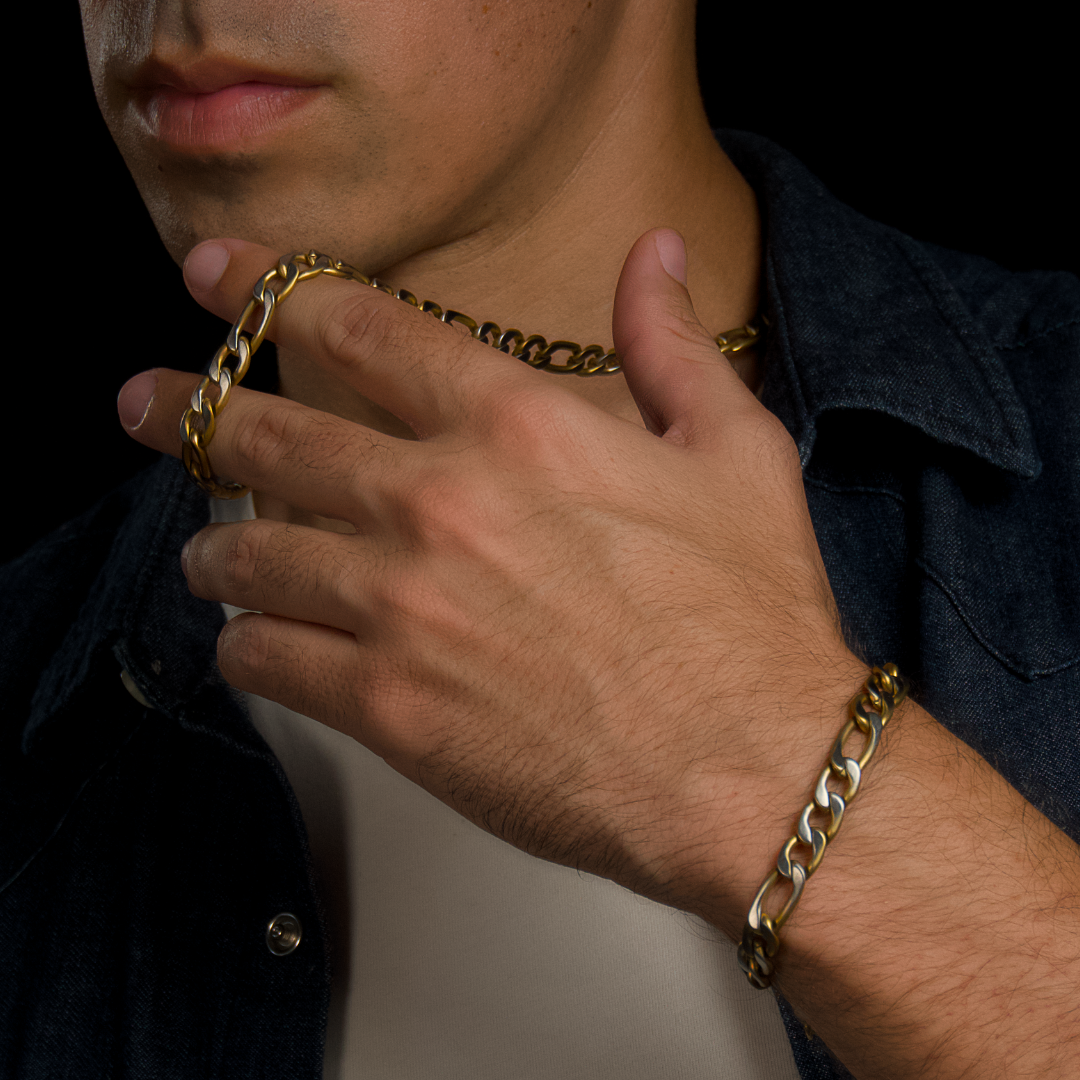 Närbild på händer som håller i kedjan.#en:color_gold,sv:farg_guld