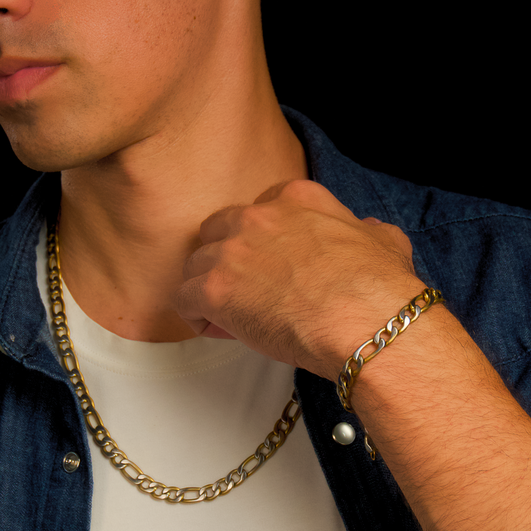 Man i jeansskjorta bär setet med självklar attityd – guldtonerna lyfter helhetsintrycket.#en:color_gold,sv:farg_guld