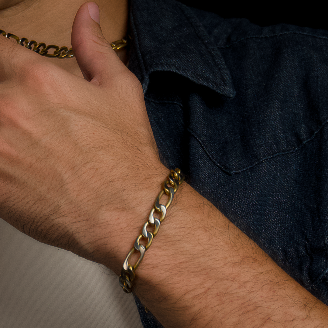 Arm i profil med guldarmband i fokus – enkel men exklusiv look.
#en:color_gold,sv:farg_guld