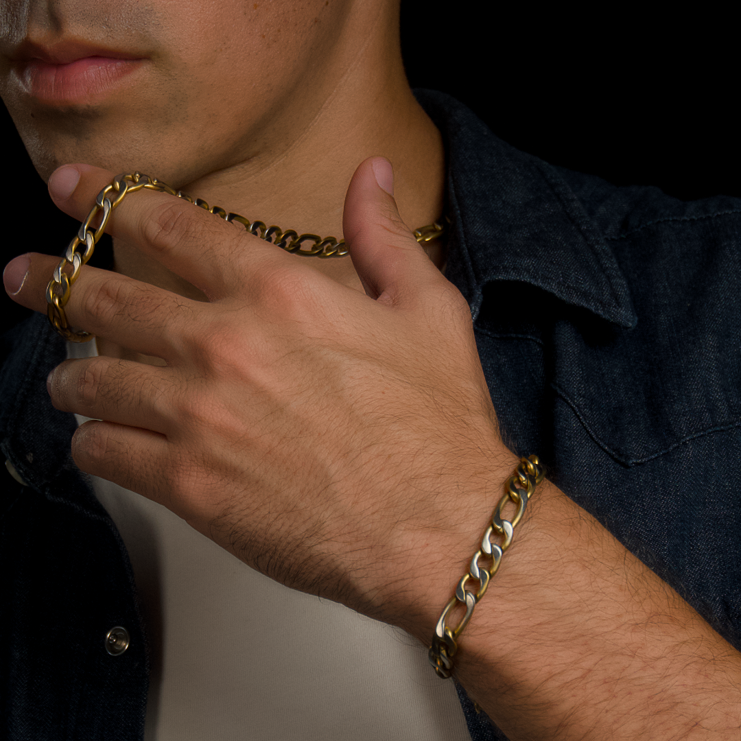 guldfärgat armband, stilrent buren till jeansskjorta i avslappnad miljö.#en:color_gold,sv:farg_guld