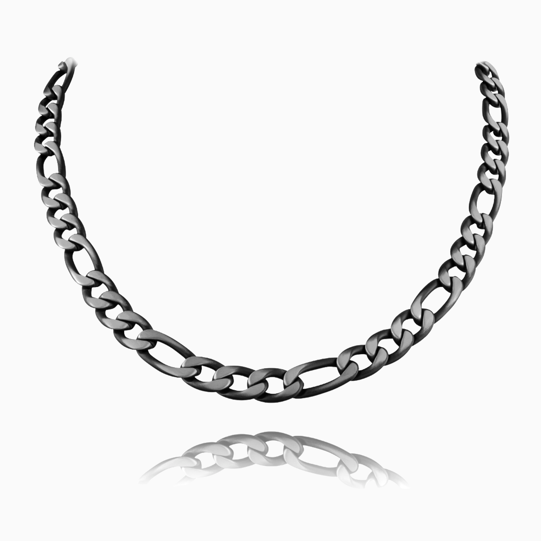 Svart-silver figarokedja med matt finish, frilagd mot vit bakgrund med spegling.#en:color_black,sv:farg_svart