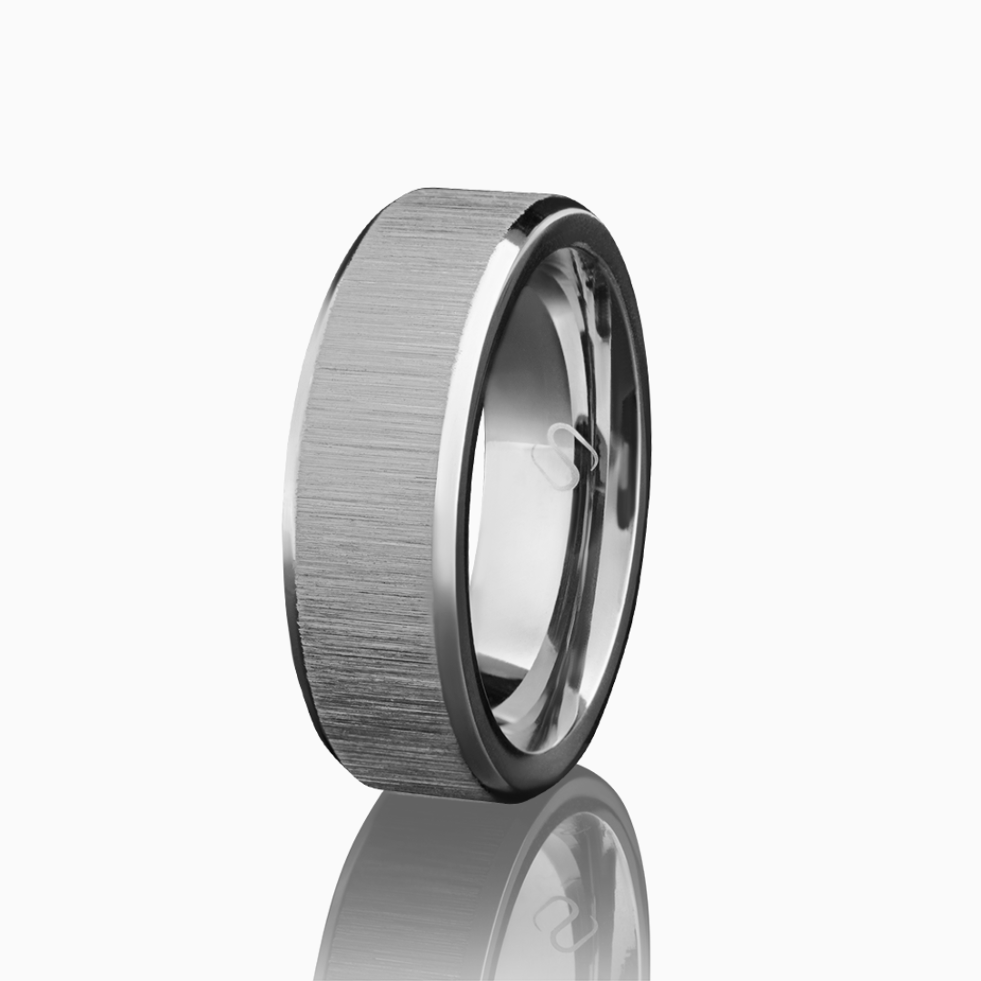 Silverfärgad tungstenring med borstad yta, frilagd mot vit bakgrund med spegling.#en:color_silver,sv:farg_silver
