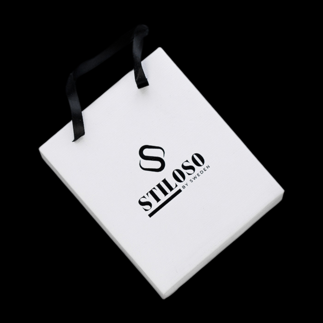 Stiloso-förpackning i svartvitt, exklusiv känsla för smyckespresentation.#en:color_silver,sv:farg_silver