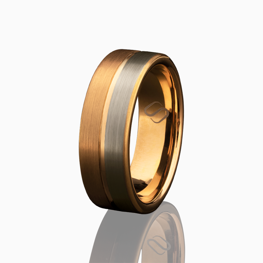 Tvåtonad ring i roséguld och silver av tungstenkarbid, frilagd mot vit bakgrund.