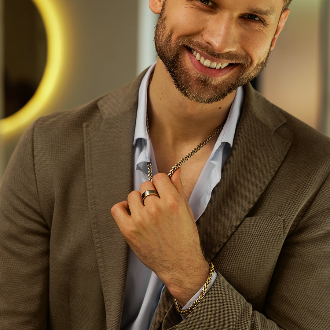 Man wearing a brown blazer with a blurred background.
#en:color_gold,sv:farg_guld