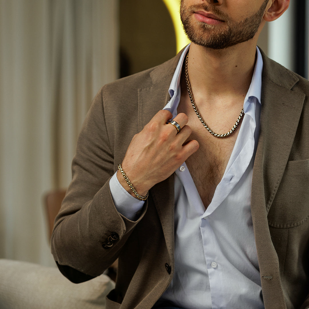 Man wearing a brown blazer over a light blue shirt with a blurred background.
#en:color_silver,sv:farg_silver