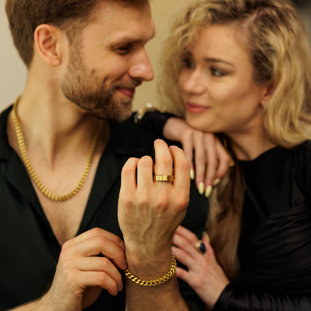 Man and woman wearing gold jewelry, close-up shot.
#en:color_gold,sv:farg_guld