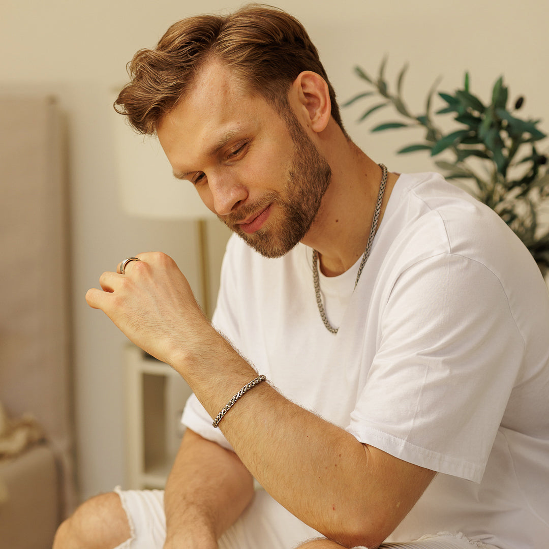Man wearing a white t-shirt with a blurred background.
#en:color_silver,sv:farg_silver