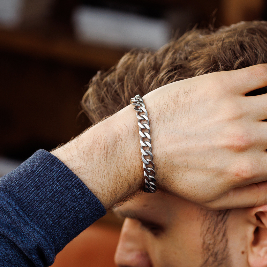 silverarmband i elegant inomhusmiljö, varm ljussättning.#en:color_silver,sv:farg_silver