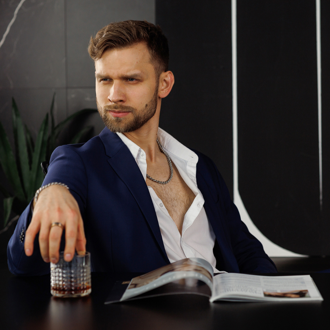 Man i blå kavaj och vit skjorta bär kedjan.#en:color_silver,sv:farg_silver