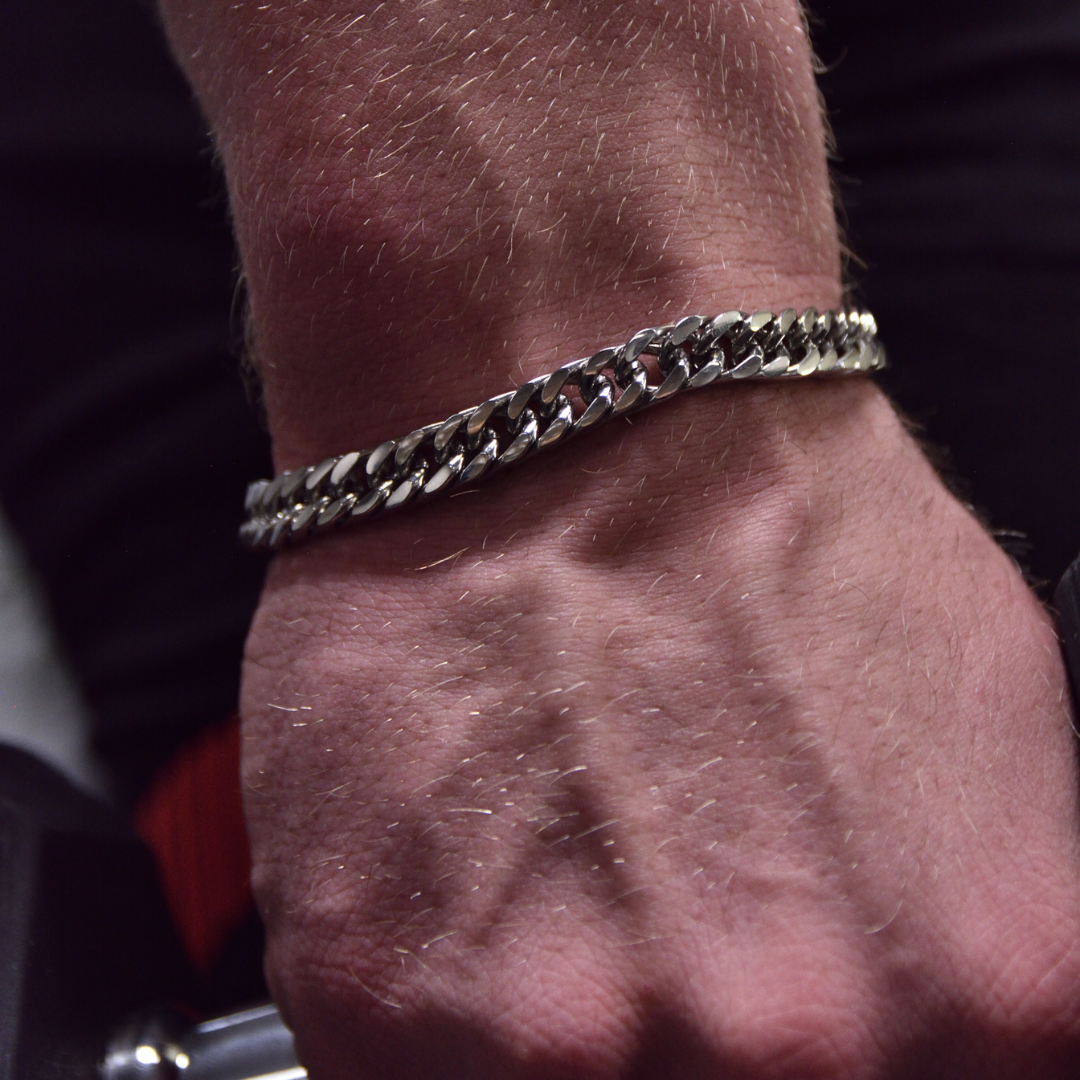 Närbild på handen i rörelse, armbandet lyfter looken med sin råa finish.#en:color_silver,sv:farg_silver