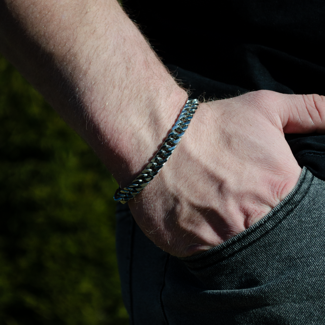 Silverarmband runt handleden i naturligt ljus – enkelhet med karaktär.#en:color_silver,sv:farg_silver