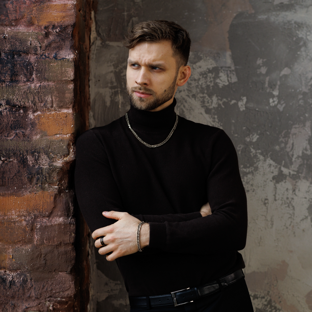 Stilren outfit med svart polotröja, smyckena lyfter looken med diskret elegans.#en:color_silver,sv:farg_silver