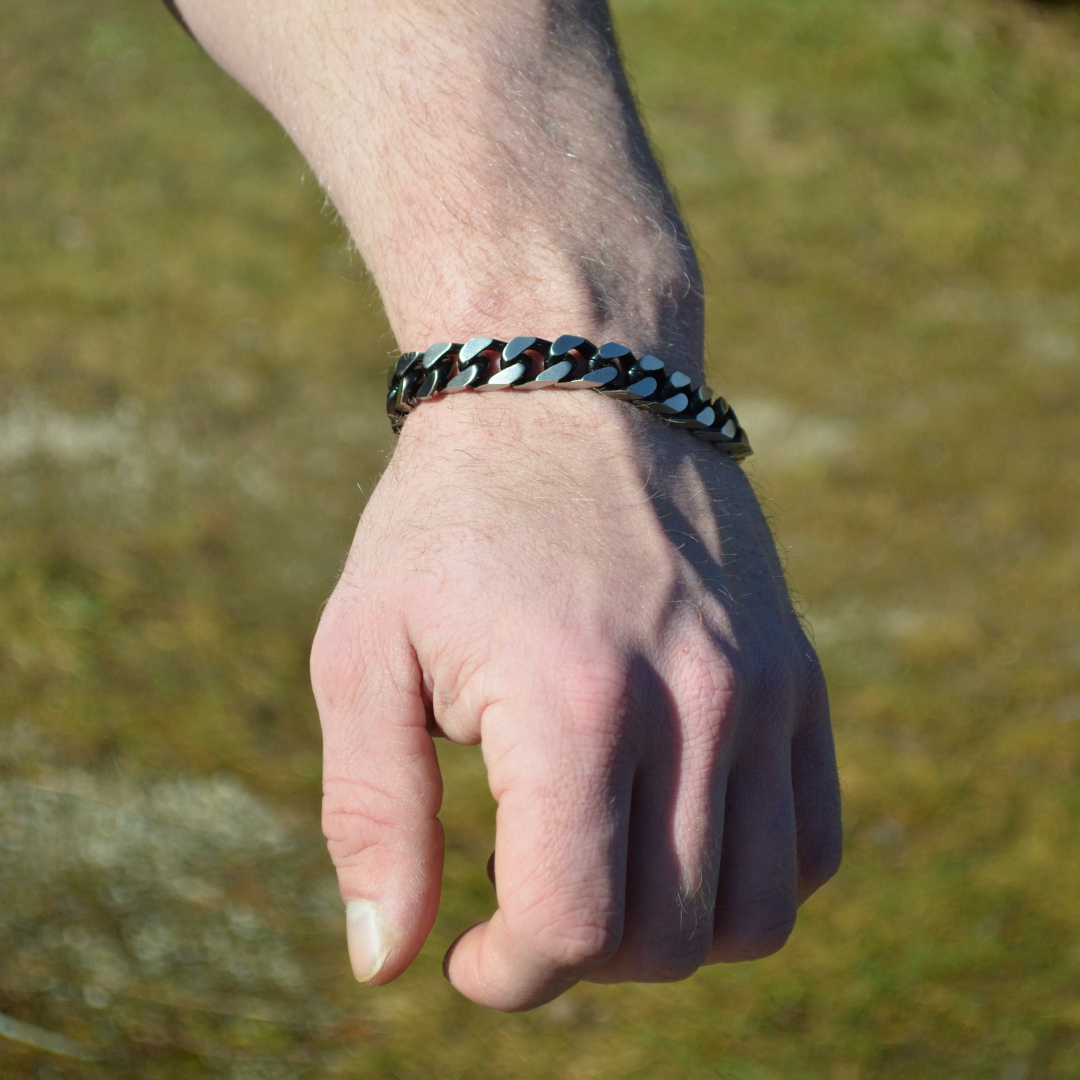 Närbild i dagsljus – länkarna i svart och stål skapar kraftfull kontrast.#en:color_black,sv:farg_svart