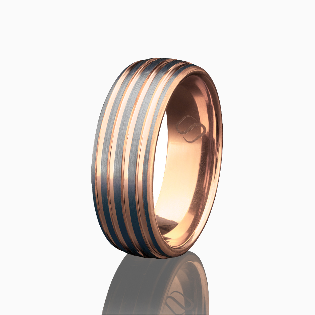 Tvåtonad tungstenring i silver och guld med räfflad yta mot vit bakgrund.