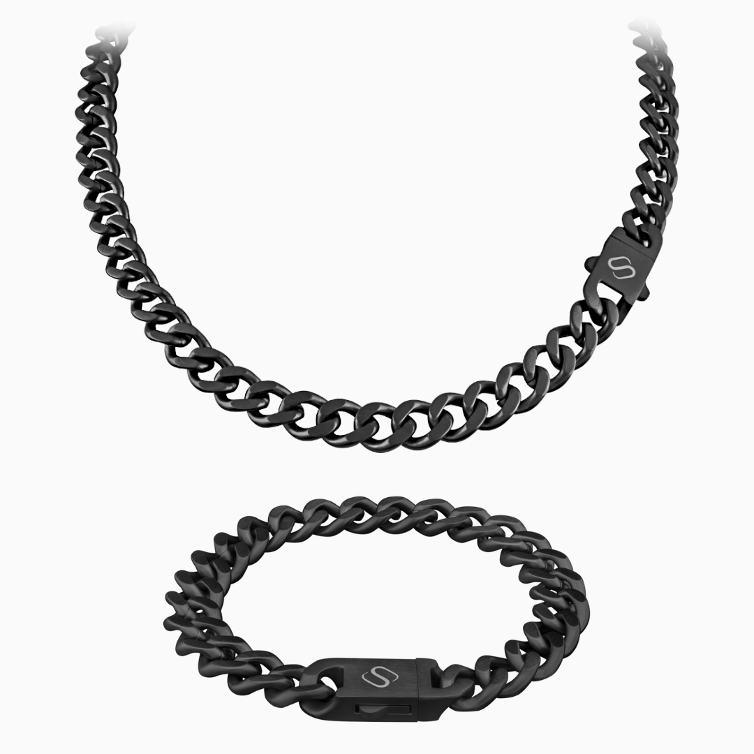 Set med svart cuban link-halskedja och matchande armband mot vit bakgrund.