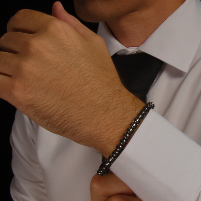 repkedjearmband mot vit skjorta – subtil detalj som utstrålar självsäker stil.