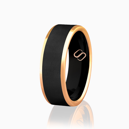 Svart tungstenring med matt yta och blank guldfärgad kant, frilagd mot vit bakgrund.