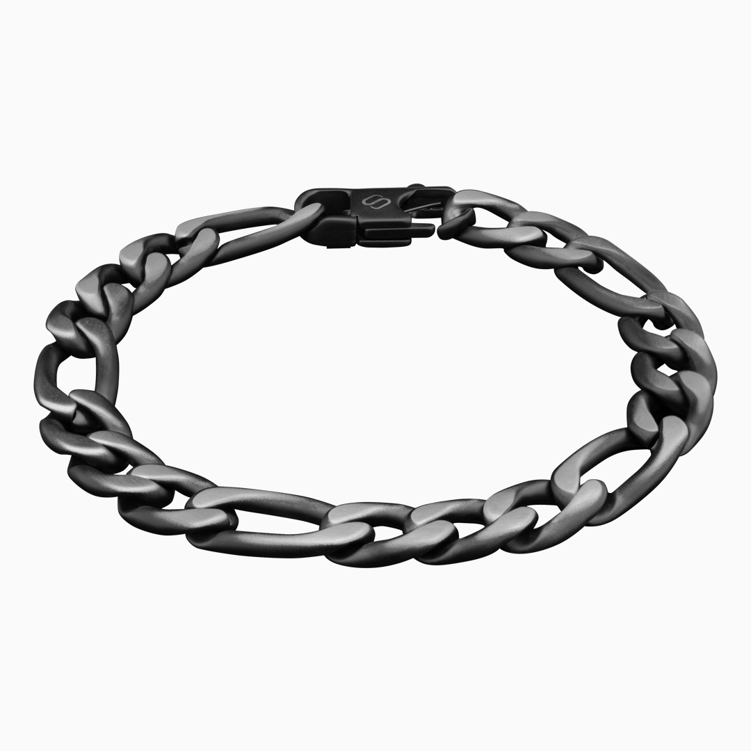 Maskulint Figaro-armband i mörk silverton mot vit bakgrund – robust och modern design.#en:color_black,sv:farg_svart