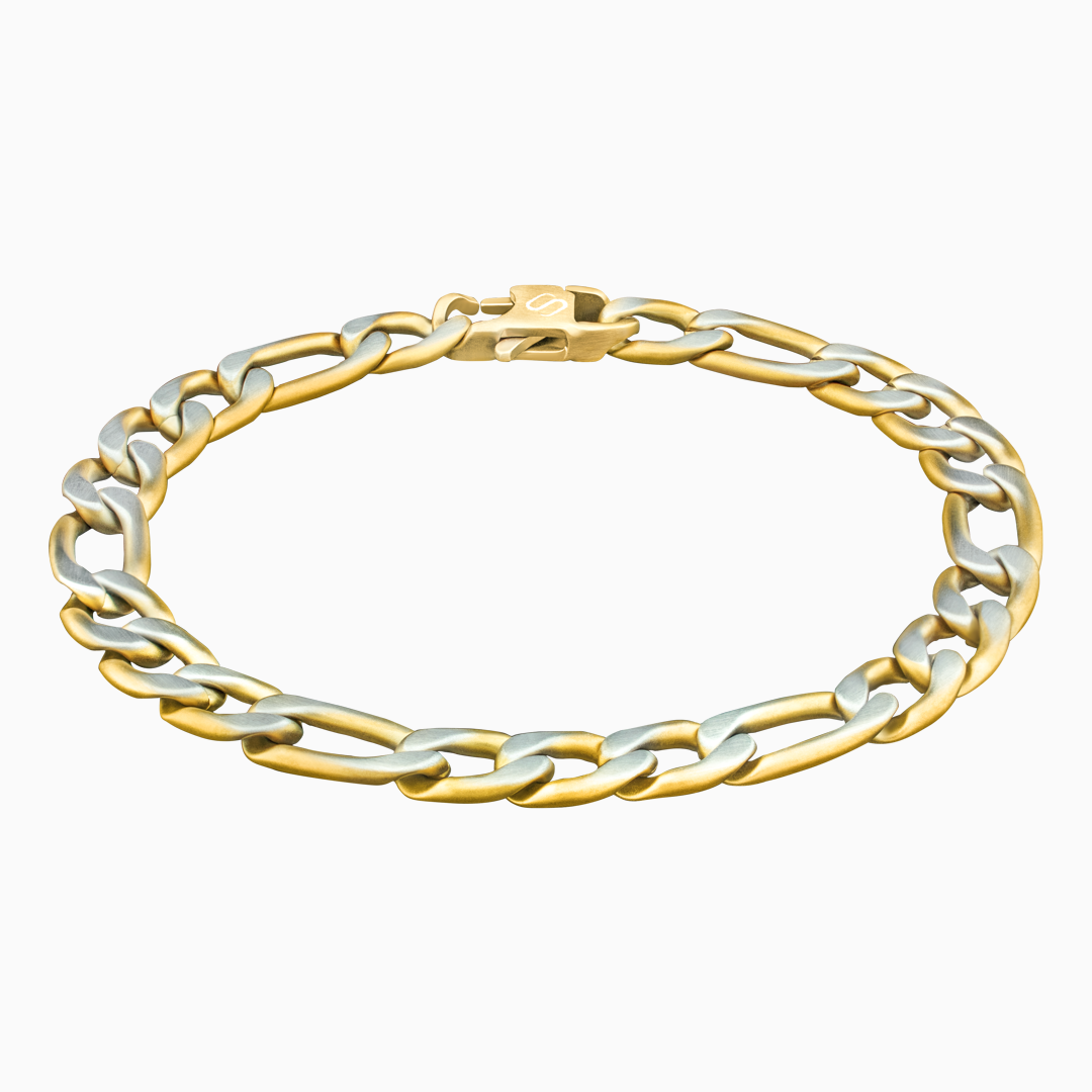 Guldpläterat Figaro-armband med polerade länkar mot vit bakgrund.#en:color_gold,sv:farg_guld