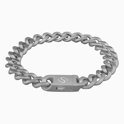 Silverfärgat cuban link-armband med gravyr, frilagt mot vit bakgrund.

