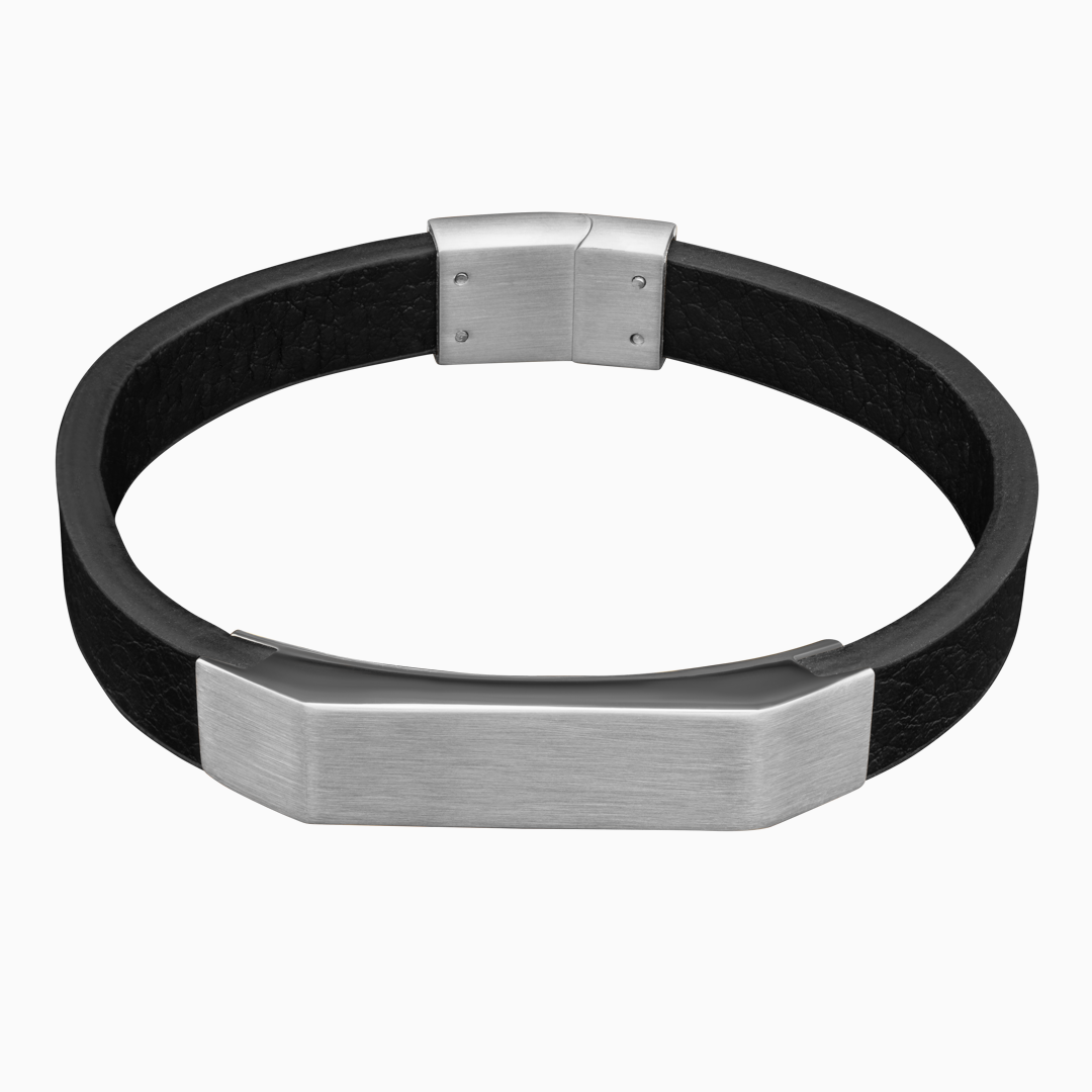 Svart läderarmband med silverfärgad platta mot vit bakgrund – modern och stilren look.