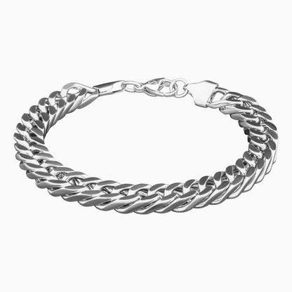 Silverfärgat cuban link-armband mot vit bakgrund – kraftfull och stilren statement-piece.