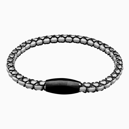 Silver viper armband mot vit background.