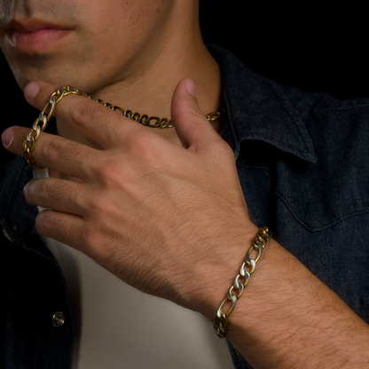 guldfärgat armband, stilrent buren till jeansskjorta i avslappnad miljö.