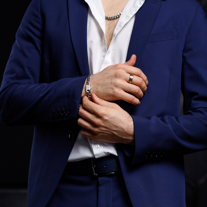 Stilren look med kostym och armband i fokus, matchas med ring.