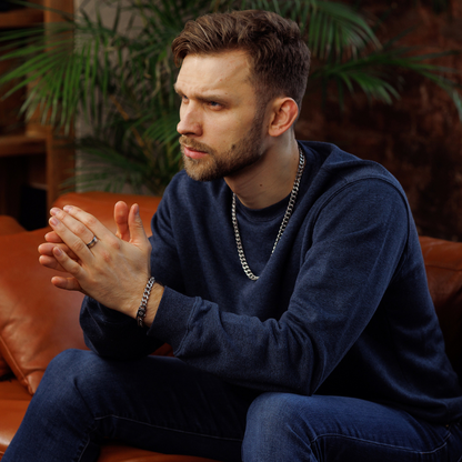 Man i blå outfit bär setet i lounge-miljö – avslappnad lyx med modern touch.