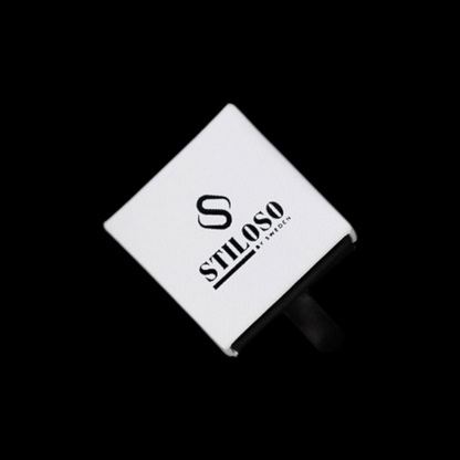 Stiloso-ringask i minimalistisk design mot svart bakgrund.